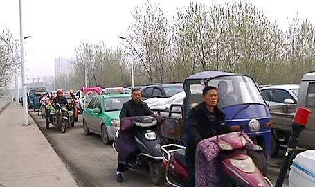 私家车与执行任务救护车对峙,私家车这一行为是否违法?