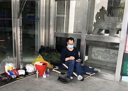 男子出方舱后在上海街头睡了23天，在这期间他是怎么度过的？