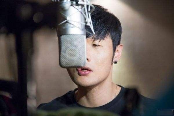 瞬间就沦陷，李荣浩让粉丝往死夸自己，艺人都出现过哪些“迷惑行为”？