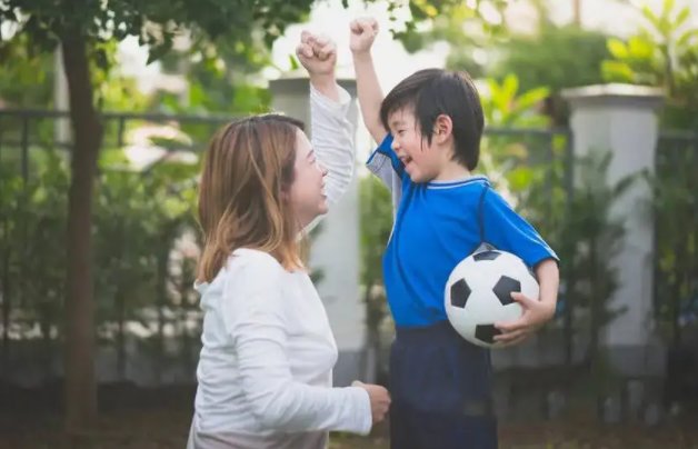 重庆一家长心大独自过马路，3岁娃被卷入车底，为什么说看孩子很操心？