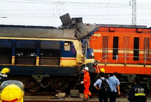 大秦铁路货运火车追尾脱线,司机相撞前跳车受伤,遇到这种事如何自保?