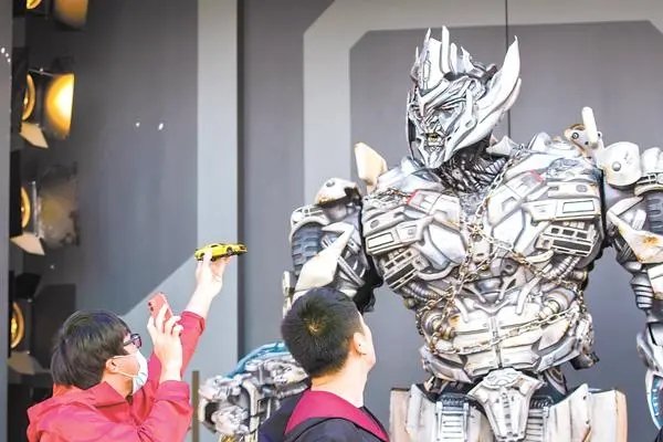 各地景区纷纷出现“伪震天”，这些“伪震天”遭到了网友怎样的吐槽？