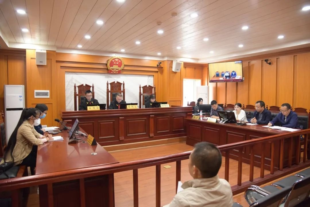 男子邀请工友到宾馆，和自己的女朋友发生关系 ，两位男子分别构成什么罪？