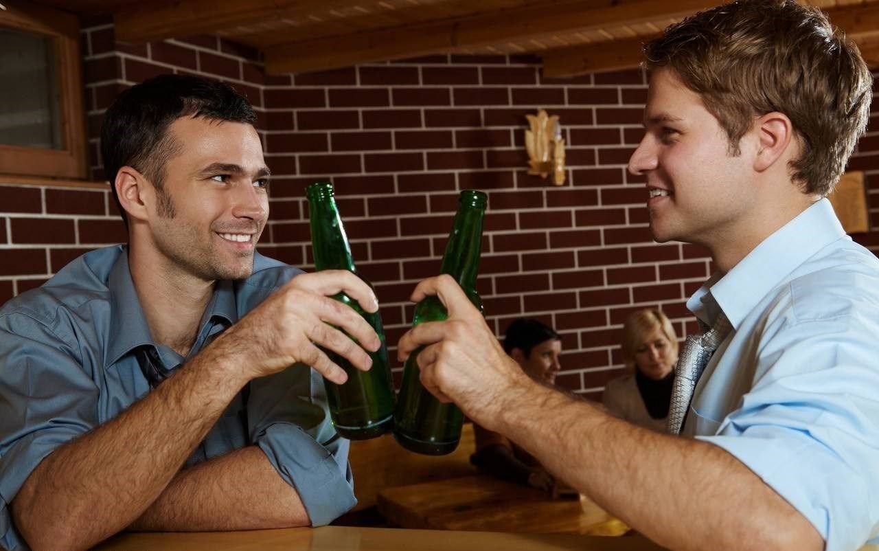 丈夫总喜欢往家里招一群狐朋狗友,我该怎么和他说?