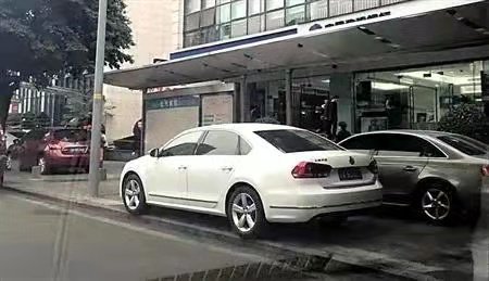 常德一辆小轿车冲上公交站台，致1死7伤，导致事故的原因是什么？