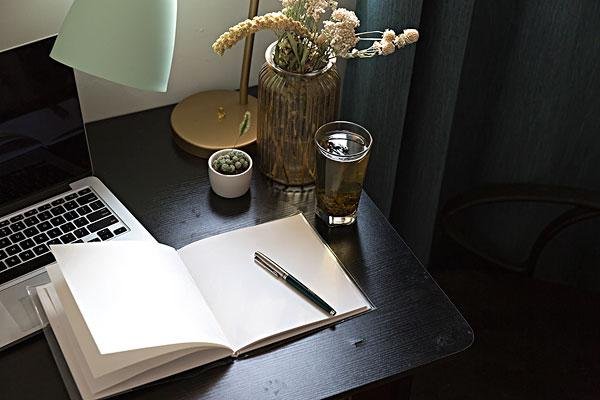 网友说自己被辞退后把同事删除了,你如何看待这种做法?