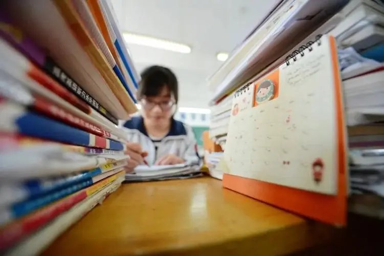 山东82岁老人参加高考,与老伴并肩回家,这位老人为何参加高考?