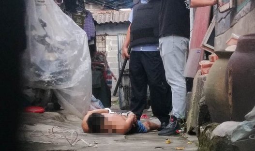 男子捅伤裸体女子后拒捕被开枪制服，他与被害者是何关系？