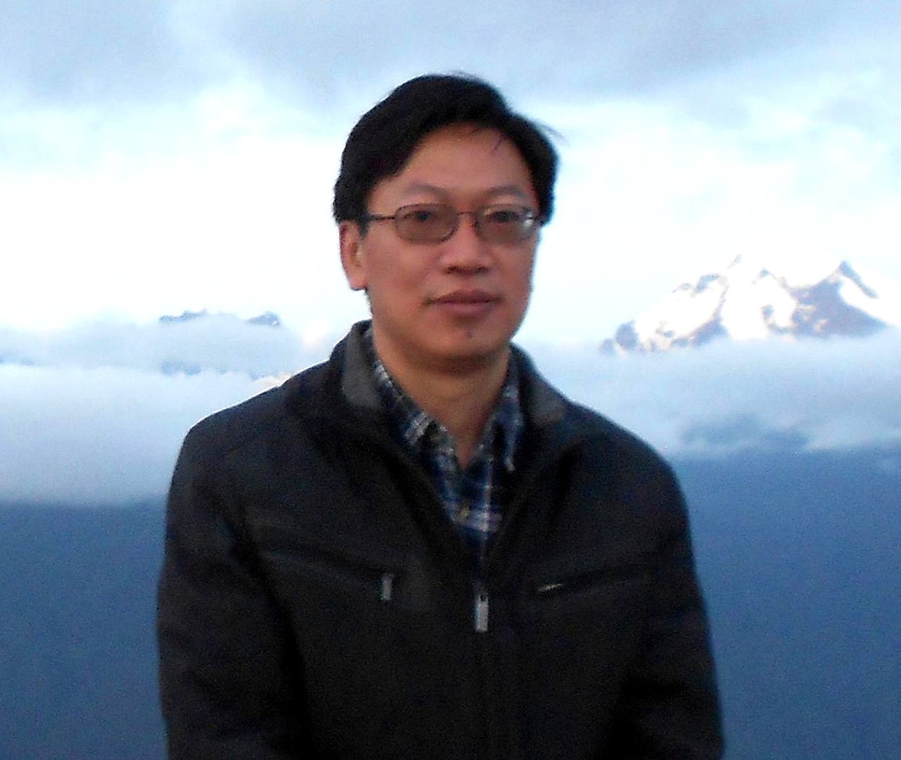 何卫平的人物简介