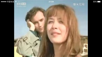 有一部电影是苏菲玛索主演的。有个片段，她脱光剩内裤去海里游泳，然后还要个男的给他涂防晒霜。