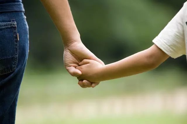 重庆一家长心大独自过马路，3岁娃被卷入车底，为什么说看孩子很操心？