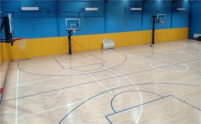 室内篮球地板铺什么板比较合适呢？