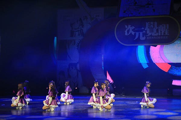 春晚总是鼓掌的“白衣女”整晚出现镜头14次,究竟是什么谁?