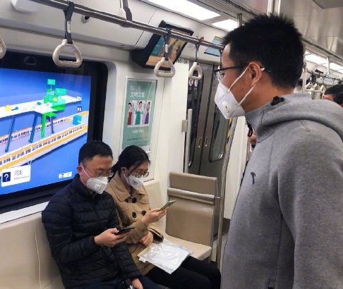 D2809列车进站前监控被曝出，有哪些可疑的声响发出？