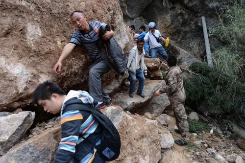 台民众拍下山体塌方惊险瞬间，人类在天灾面前有多渺小？