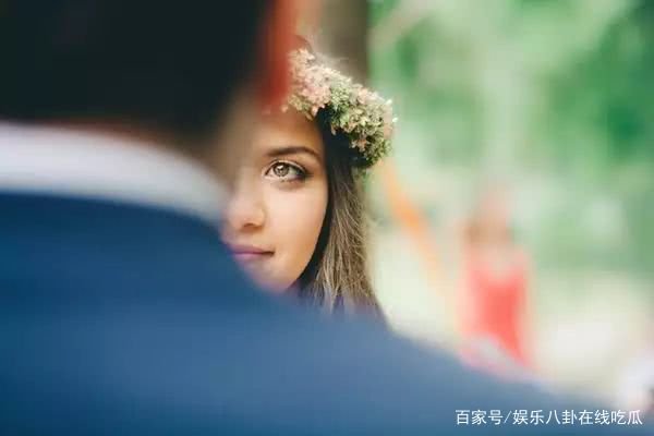 男子婚后被前女友跟踪骚扰三年，如何看待前女友的这种做法？
