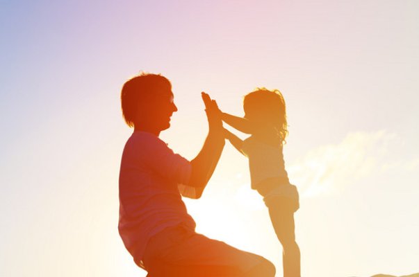 父亲缓慢有力挺送女儿的话简短