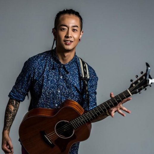 黑夜给了我一双眼睛我，却用它去寻找光明是什么歌