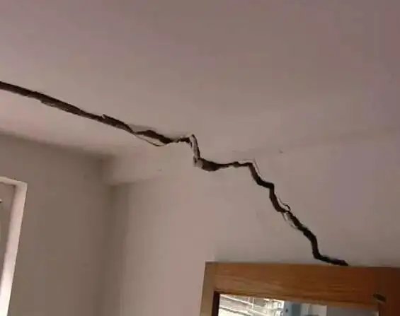 泸定居民称地震时晃得站不住，有房屋出现裂缝，还能住人吗？