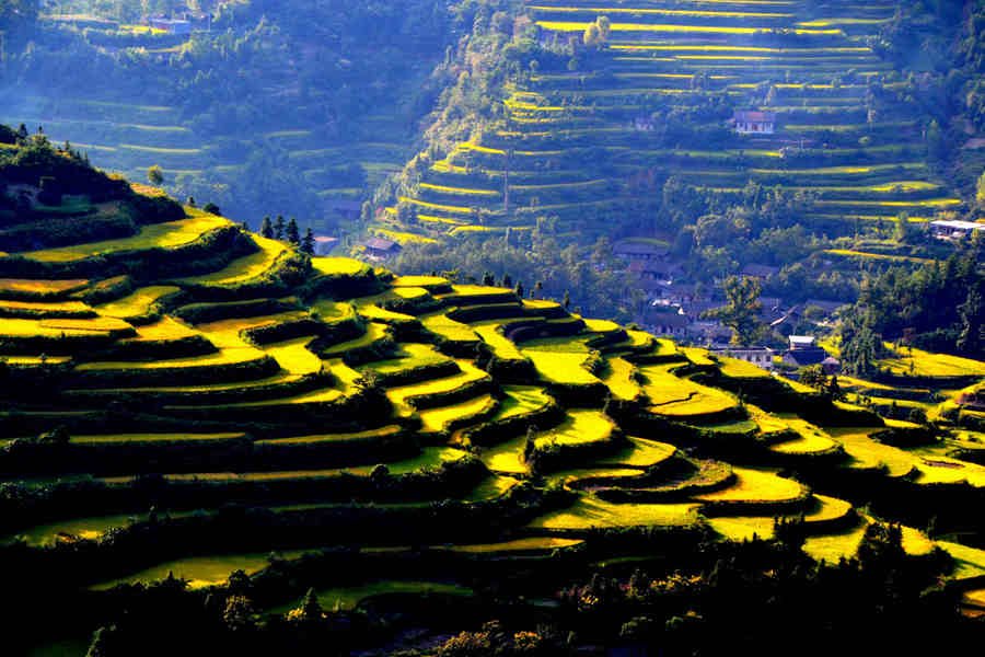 “天无三月晴,地无三尺平”指的是什么省，该省的简称是什么？