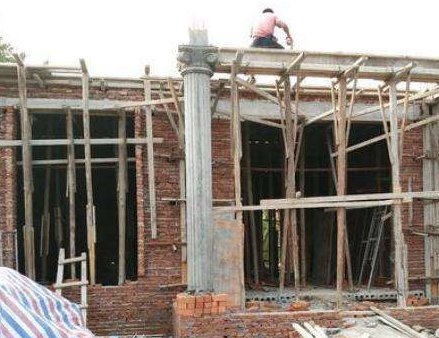 河南一男子为爸妈定制一套房子，用吊机从空中放下，其安全性如何？