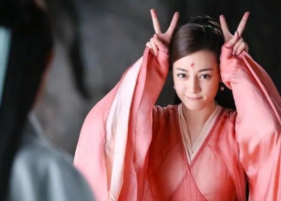 迪丽热巴片场打瞌睡,“正告”网友不要截图,网友们对此有何表示?