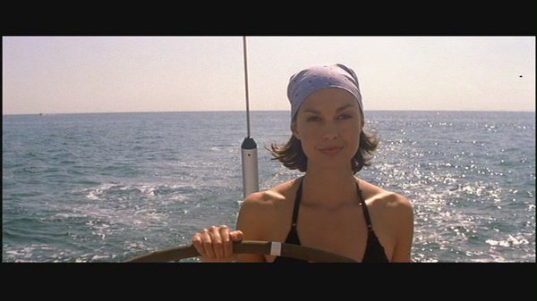 新欢之夜夫妻二人出海,一觉醒来丈夫失踪,满船是血,这是什么电影