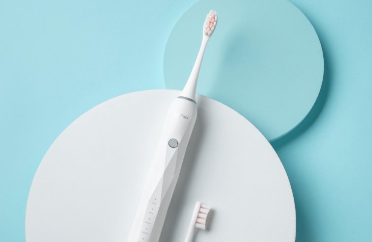 将电动牙刷放在脚趾缝缝隙里