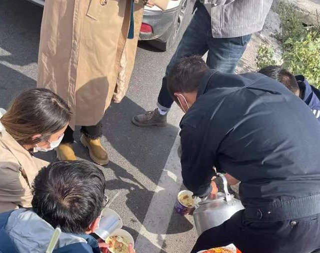 300余游客滞留伊犁收费站30多小时,这些游客为何会被滞留在此地?