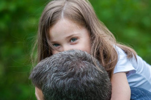 父亲缓慢有力挺送女儿的话简短