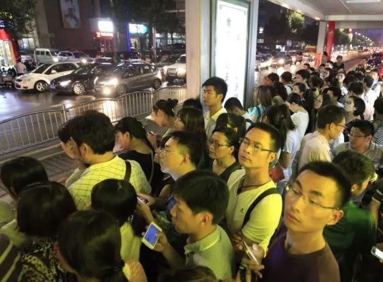 郑州一名女子降薪进门就哭，心疼老公一人还房贷，当时的心情是怎样的