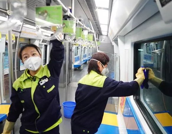 D2809列车进站前监控被曝出,有哪些可疑的声响发出?