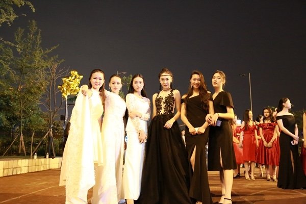 八万的礼服被扔马桶，面对高价礼服我们应该如何清洁才不会损坏？