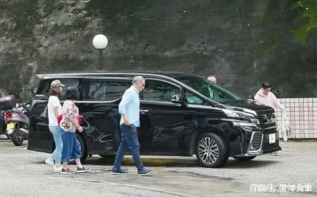 任达华哥哥携家人首现身医院,步伐健硕一脸严肃,你怎么看?