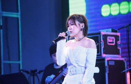 有多久没见你,以为你在哪里，原来就住在我心里，陪伴着我的呼吸 求歌名和完整歌词