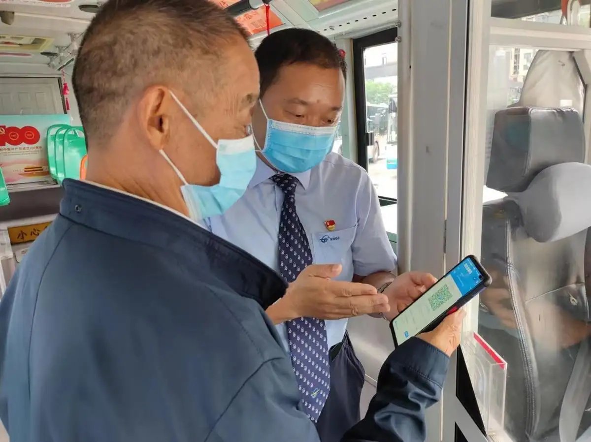 取消行程码带星后，多城出现了替代方案，如何看待这一现象？