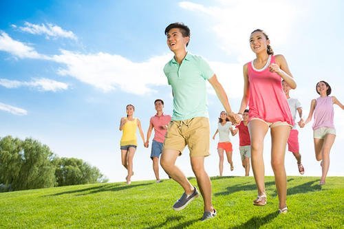 我喜欢的女生让我帮她追我室友，我该怎么办？