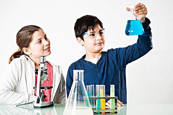 26位老师轮流给1名学生上2年课,为何知道真相后我们哭了?