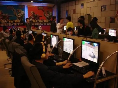 河南一男生在网吧打游戏被告知考712分，他是什么反应？