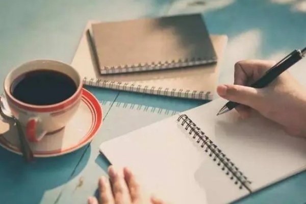 描写人物动作的一段话