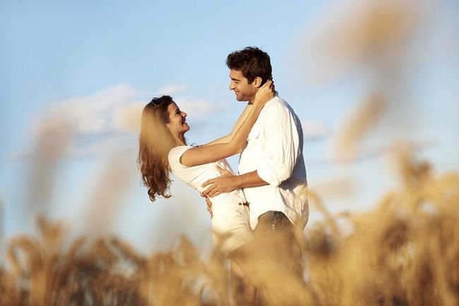 男孩子喜欢一个女孩子会有哪些表现呢?