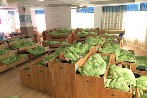 湖南4岁幼童在幼儿园午睡中死亡，院方与老师是否需要承担一定的责任？