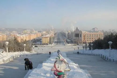 广州还在穿短袖，黑龙江漠河开始下雪了，当地下雪为何这么早？