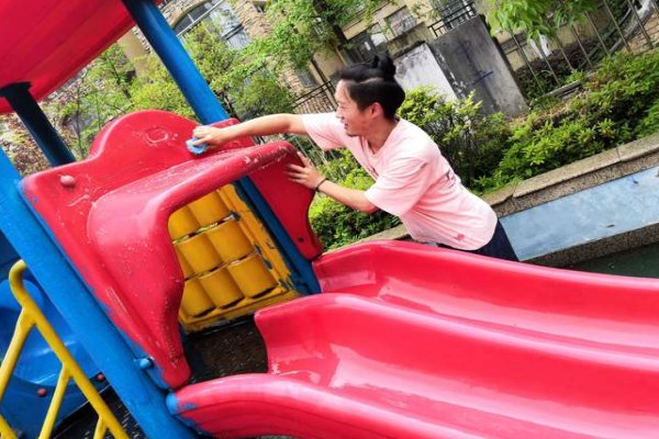 怎样为校园的公共玩具写小诗？