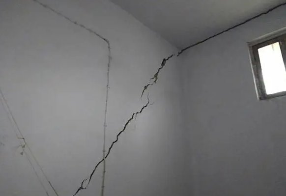 泸定居民称地震时晃得站不住，有房屋出现裂缝，还能住人吗？