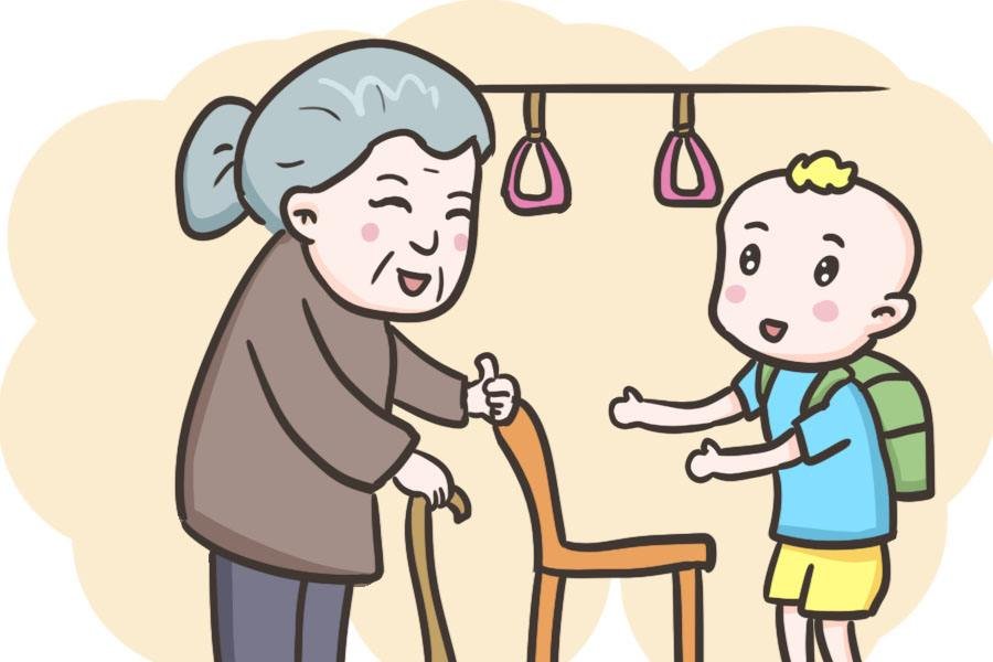 重庆老太爬上地铁行李架“蹭坐”，双腿悬空，为何有人说不是老太的错？