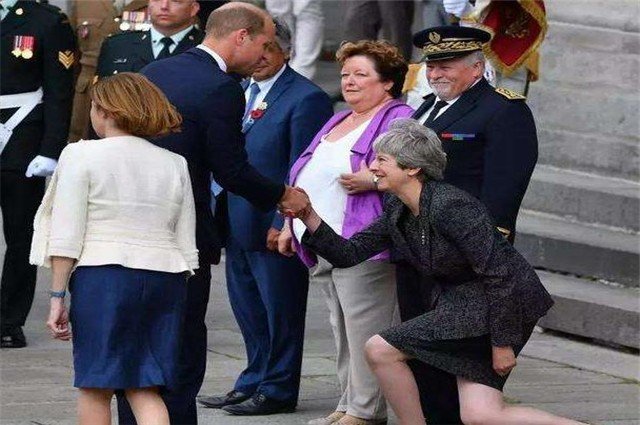 英国首相向王室行”屈膝大礼“，为何世界最早的民主国家仍要对王室如此卑躬屈膝？