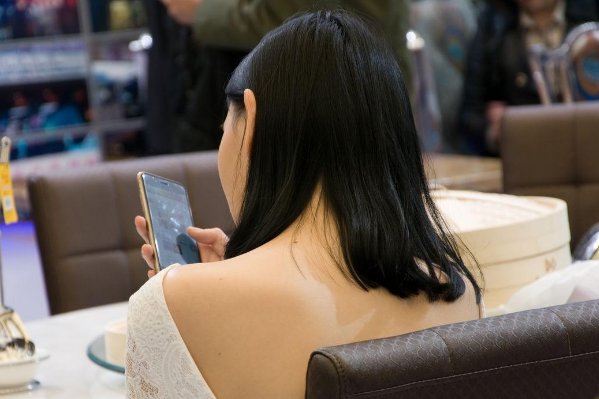 女子刺死情人，称他冒充丈夫侵犯自己，情人是如何冒充女子丈夫的？