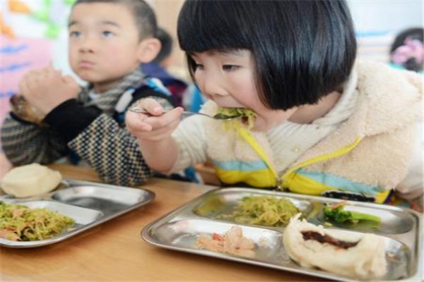 男同学掰手腕,故意输给女同学,平时如何培养孩子高情商?