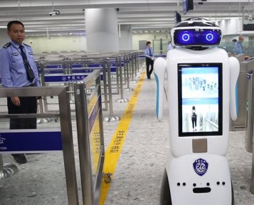 D2809列车进站前监控被曝出,有哪些可疑的声响发出?